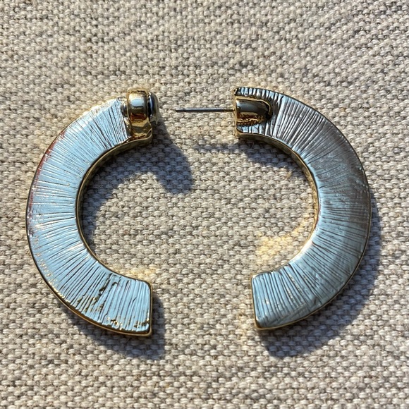 Brand New Earring - Picture 4 of 4